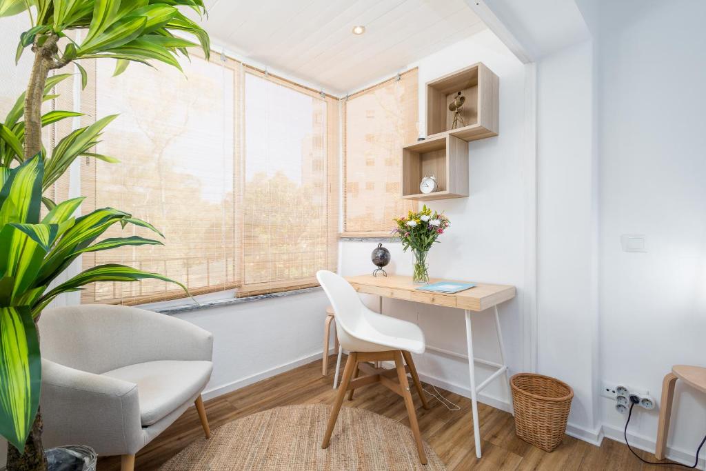 a small room with a desk and a window at BeGuest Cascais Cozy Studio in Cascais