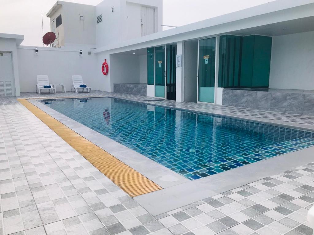 Bazén v ubytování iCheck inn Central Patong nebo v jeho okolí