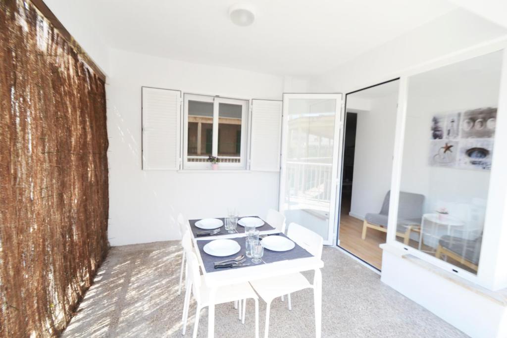 uma pequena cozinha com mesa e cadeiras num quarto em Perfect apartment for beach lovers, next to the sailing club em El Arenal