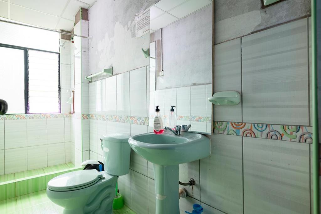 ein Bad mit einem Waschbecken und einem WC in der Unterkunft Posada de Nirvana in Urubamba