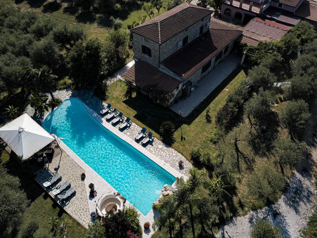 una vista aérea de una piscina frente a una casa en Agriturismo Il Pozzo, en Casal Velino
