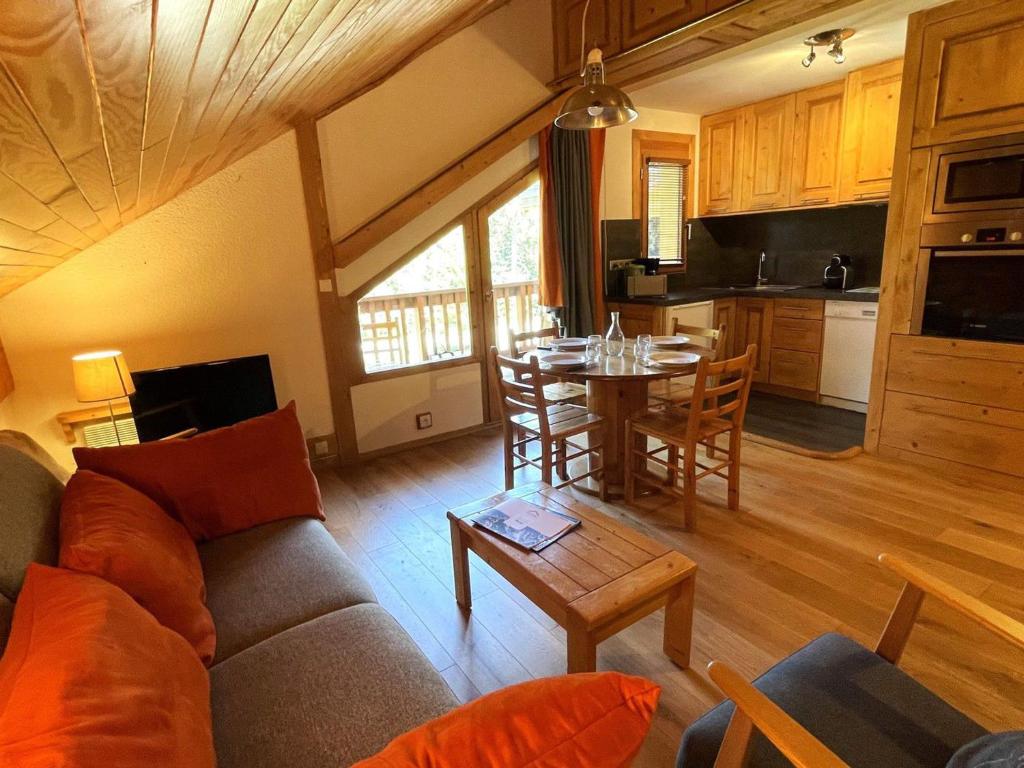 un salon avec un canapé et une table dans l'établissement Appartement rénové 2 pièces, 5 pers, pied des pistes, proche golf à Méribel Altiport - FR-1-411-651, à Les Allues