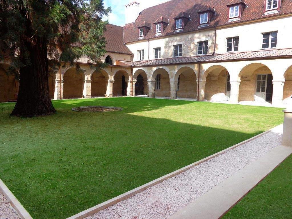 une grande cour devant un bâtiment dans l'établissement Odalys City Dijon Les Cordeliers, à Dijon