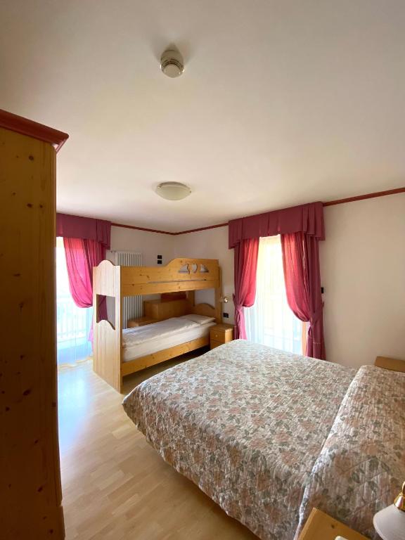 Postel nebo postele na pokoji v ubytování Hotel Chalet Alaska