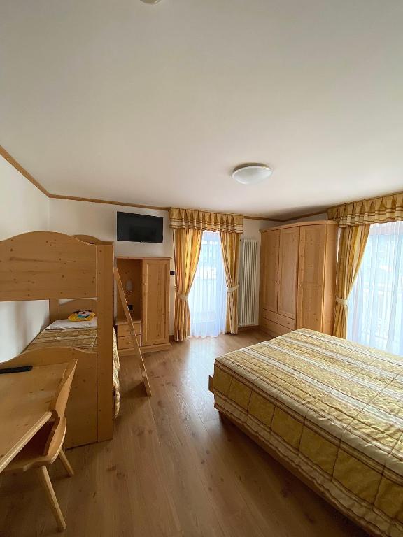 TV a/nebo společenská místnost v ubytování Hotel Chalet Alaska