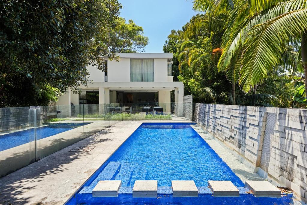 The swimming pool at or close to Vaucluse Palms