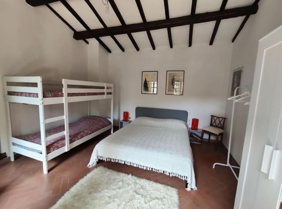 - une chambre avec 2 lits superposés et du parquet dans l'établissement La Capanna, à Marradi