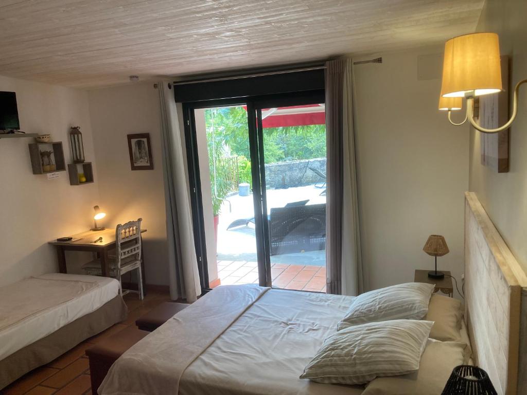Postel nebo postele na pokoji v ubytování Logis des Magnans - Deux Chambres familiales pour 4 ou 5 personnes -
