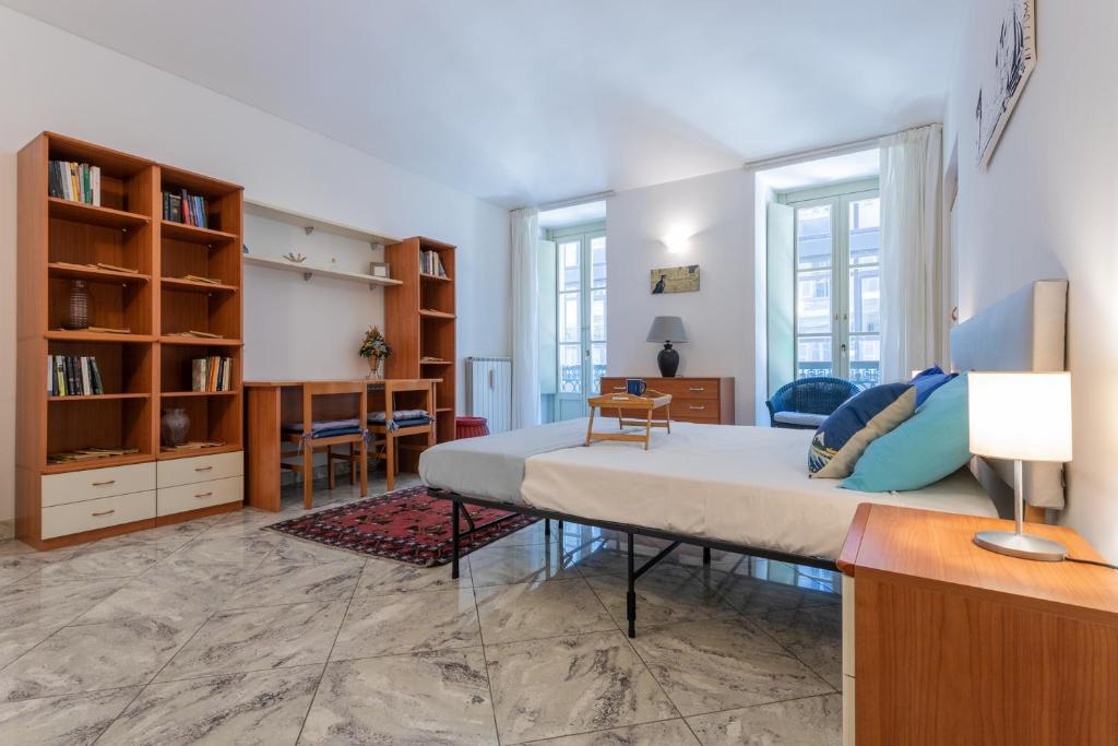 sala de estar con cama y estanterías en Carlo Alberto House by Wonderful Italy, en Turín