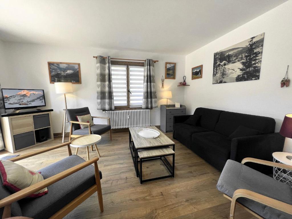 un salon avec un canapé et une table dans l'établissement Rose de Noel 145 - Proche pistes de ski, au calme, à La Clusaz