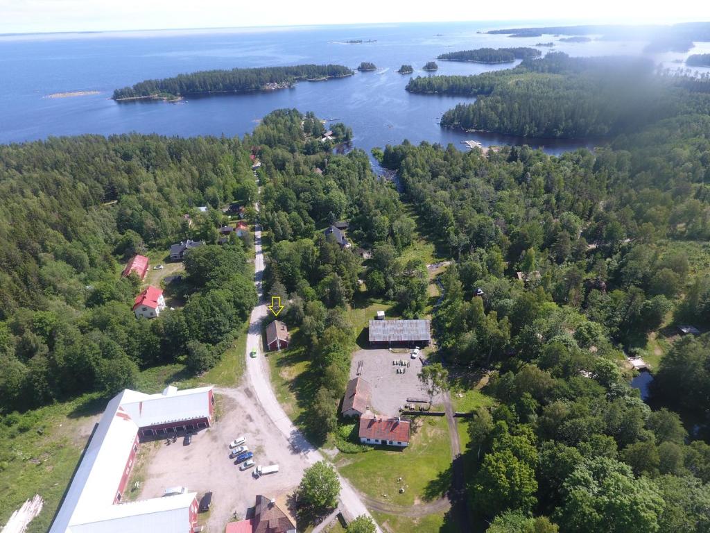 einem Luftblick auf ein Haus und einen See in der Unterkunft Långvinds Bruk - Vandrarhem in Enånger