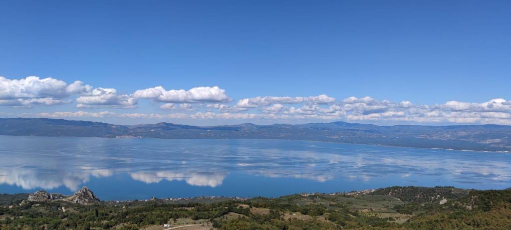 una vista del lago cráter desde la parte superior en TEPE HAUSE, en Yenişehir