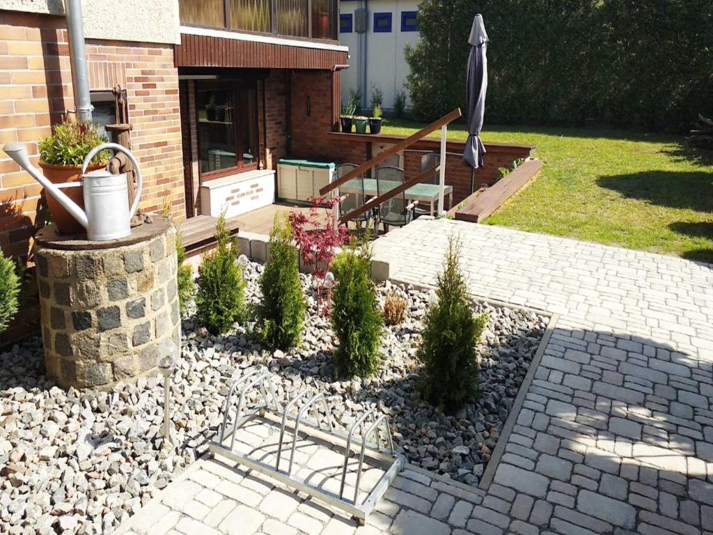 ルブミンにあるFerienwohnung Anni - DH - 24478の石壁の庭園、パティオ