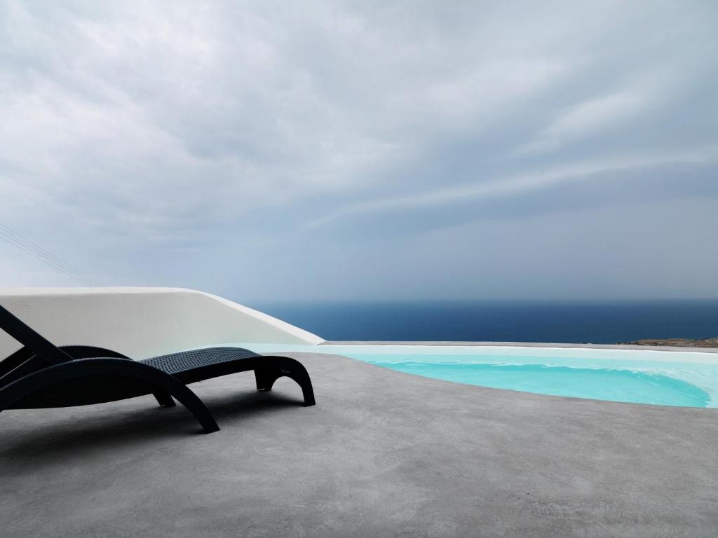 Piscina di Dome Santorini Resort o nelle vicinanze