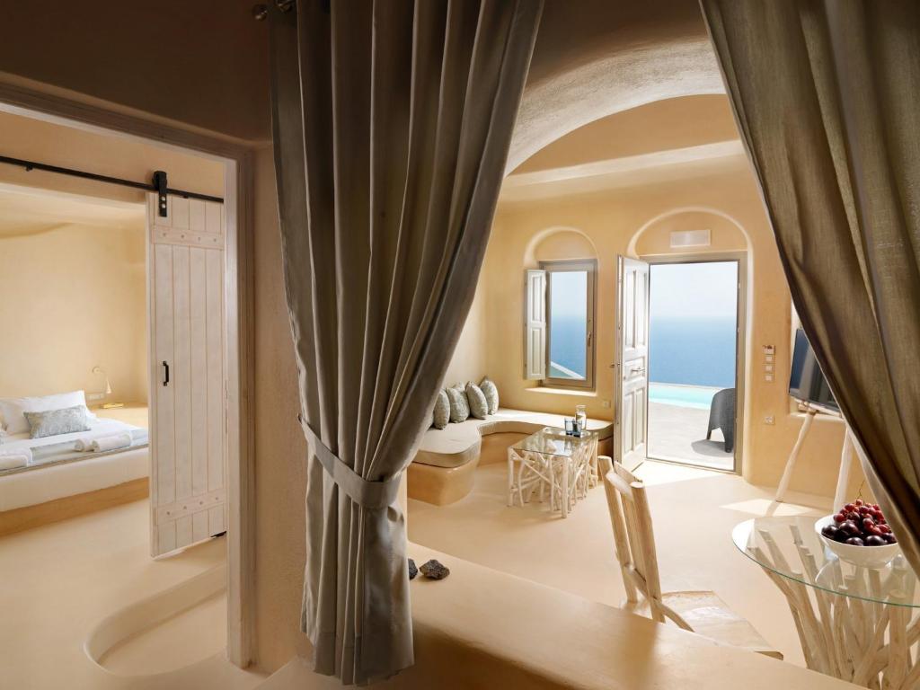 Letto o letti in una camera di Dome Santorini Resort