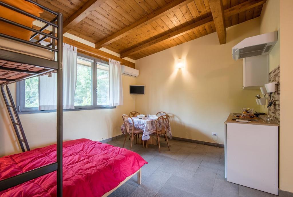 ein Schlafzimmer mit einem Bett und einem Tisch in einem Zimmer in der Unterkunft Siena Riding club - Caterina in Siena