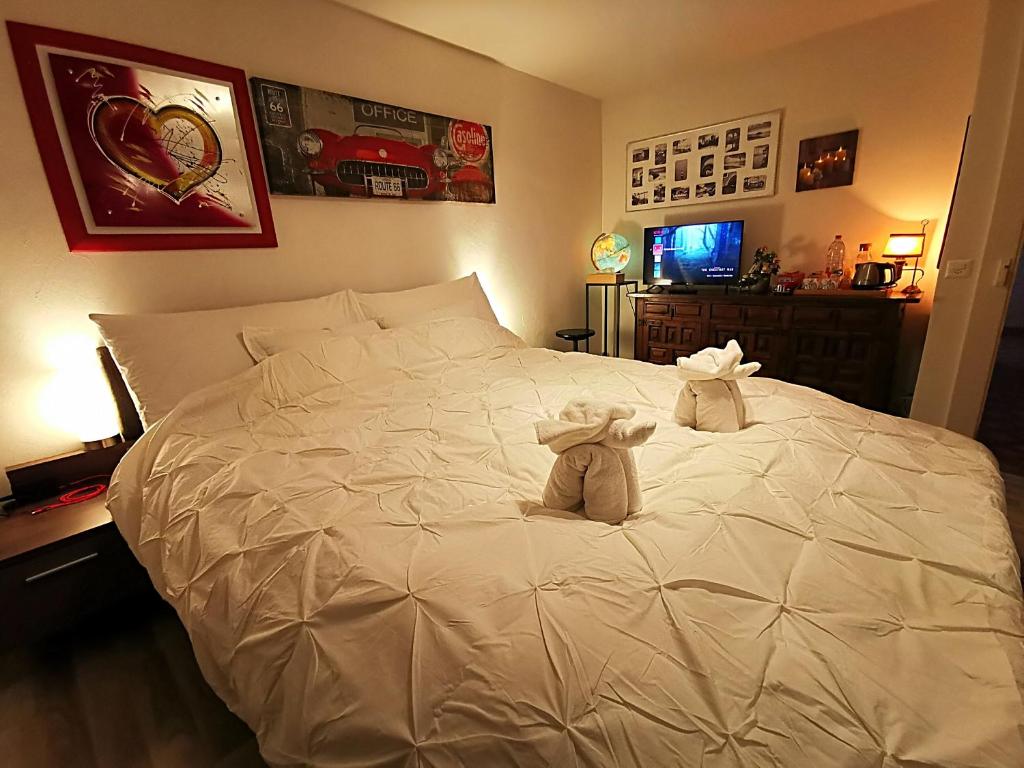 białe łóżko z dwoma misiami siedzącymi na nim w obiekcie Bed and Breakfast Lek & Jo 