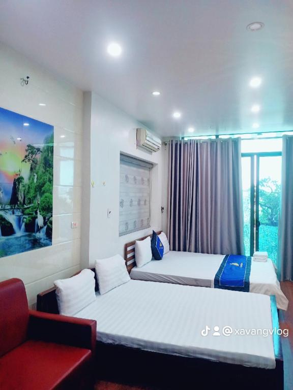 An KhêにあるĐiêu Thuyền Motelのベッド2台と赤いソファが備わるホテルルームです。