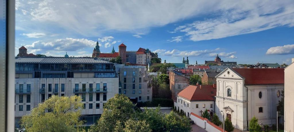 Blick auf eine Stadt mit Gebäuden und blauem Himmel in der Unterkunft JUWEL Apartments Kraków z widokiem na Wawel 31 in Krakau