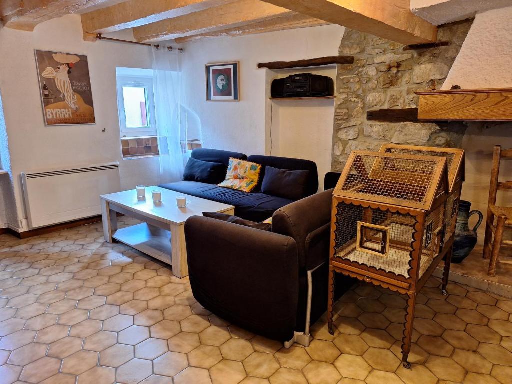 - un salon avec un canapé et une table dans l'établissement Maison au village du livre, à Montolieu