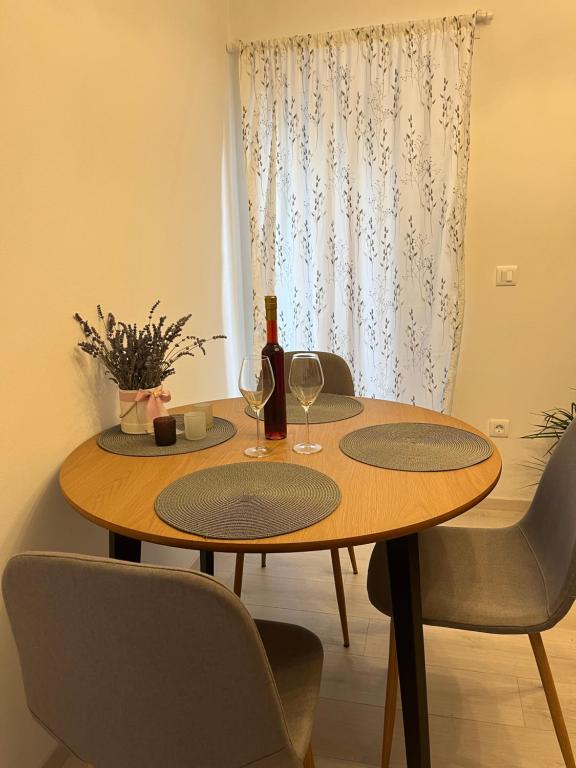 Nápoje v ubytování Apartment A & N with FREE private parking