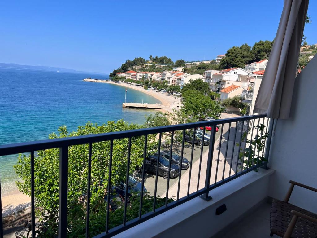 einen Balkon mit Strandblick in der Unterkunft Beachfront Comfort Apartments SINAJKO in Podgora