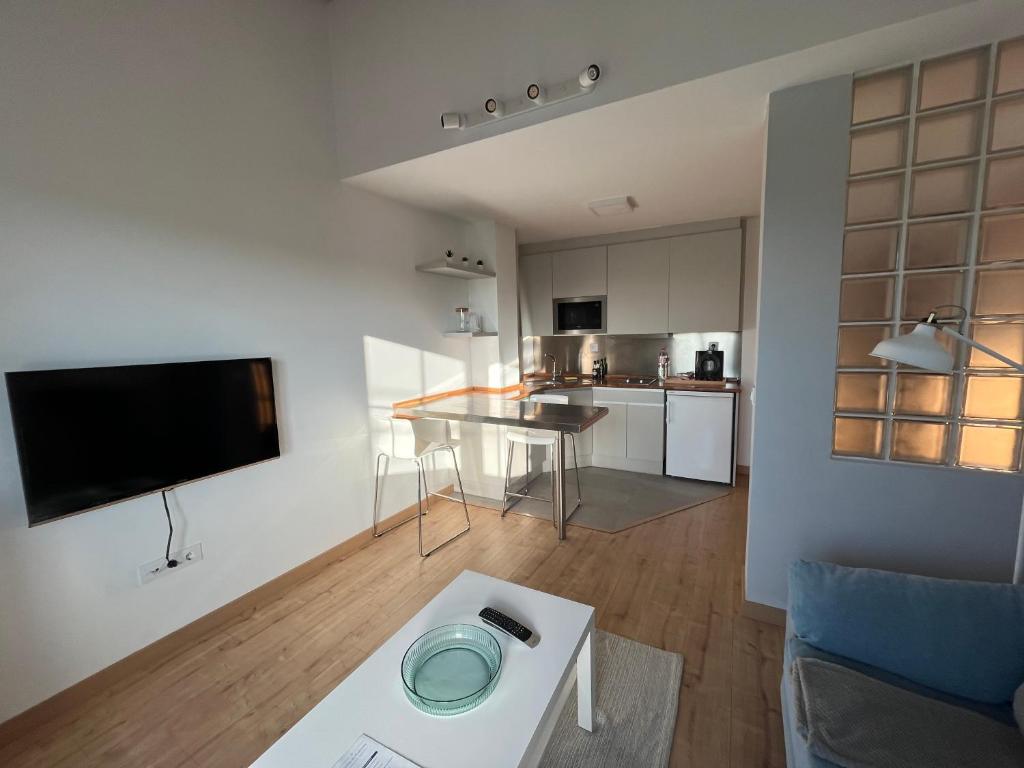 ein Wohnzimmer mit Couch und Tisch in der Unterkunft Bahía de Pedreña in Pedreña