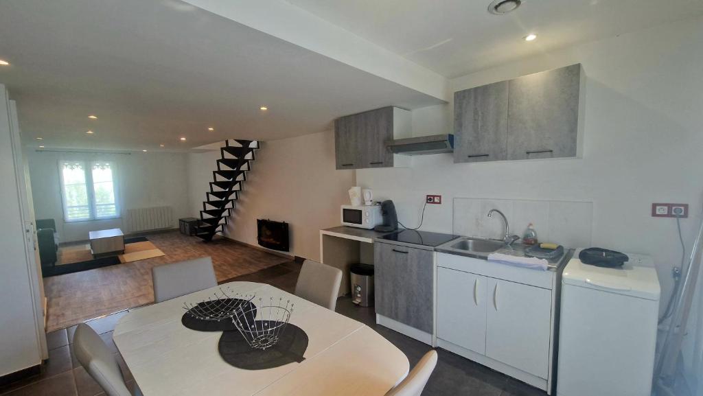 Η κουζίνα ή μικρή κουζίνα στο Givors Centre Duplex meublé