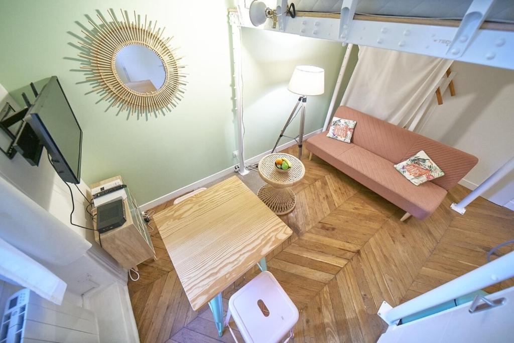 an overhead view of a living room with a table and a mirror at Studio cosy Valmy- Vaise-Lyon centre in Lyon