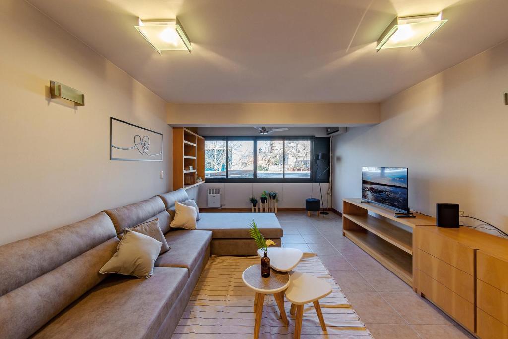 a living room with a couch and a television at Departamento en Villa Carlos Paz in Villa Carlos Paz