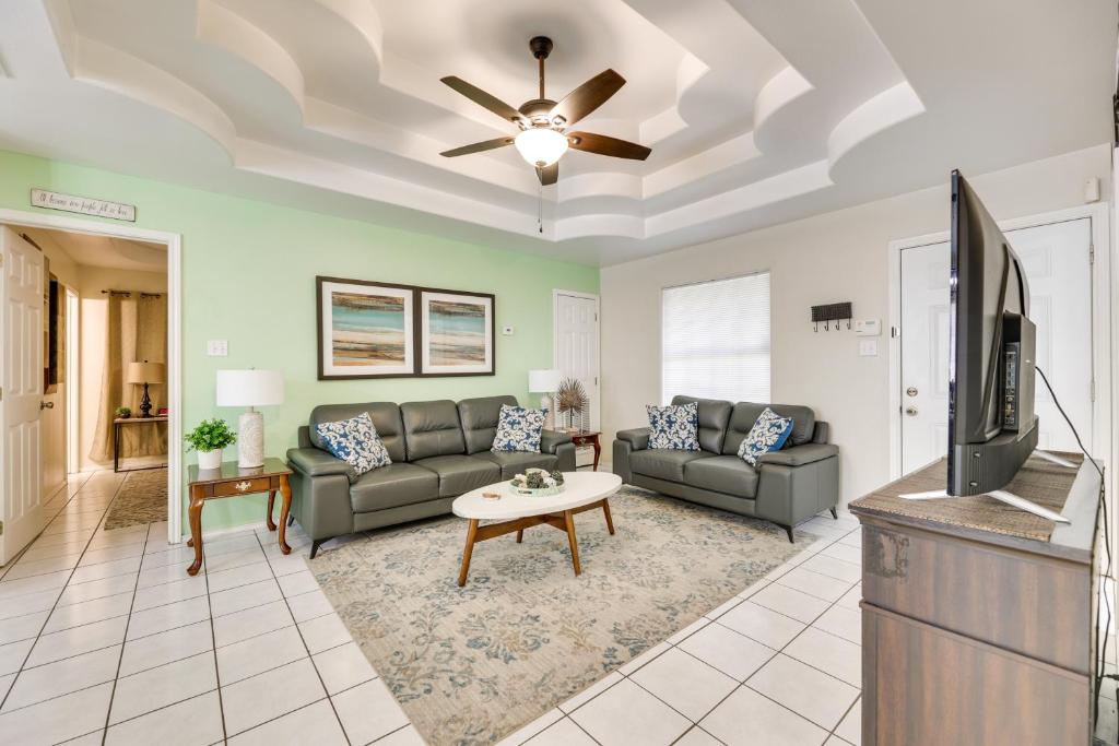 PetFriendly Edinburg Apartment with Pool Access!, Edinburg (updated