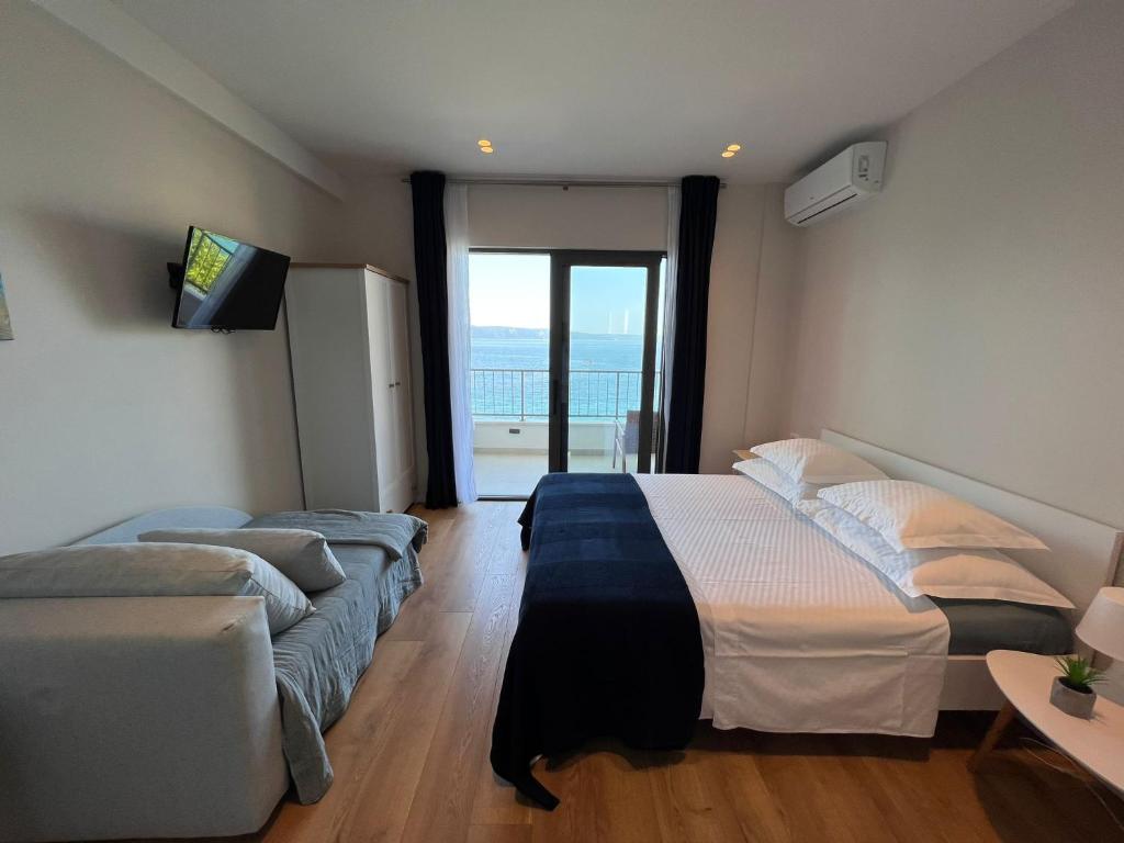 Posteľ alebo postele v izbe v ubytovaní Beachfront Comfort Apartments SINAJKO
