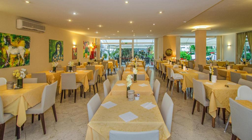Restaurace v ubytování Hotel Scandinavia