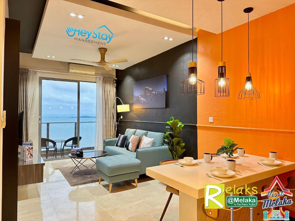 sala de estar con sofá y mesa en Silver Scape Residence Melaka Raya By Heystay Management en Melaka