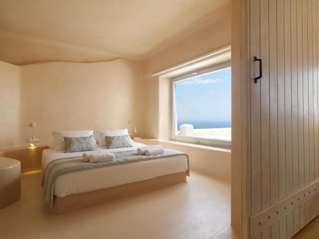 Letto o letti in una camera di Dome Santorini Resort