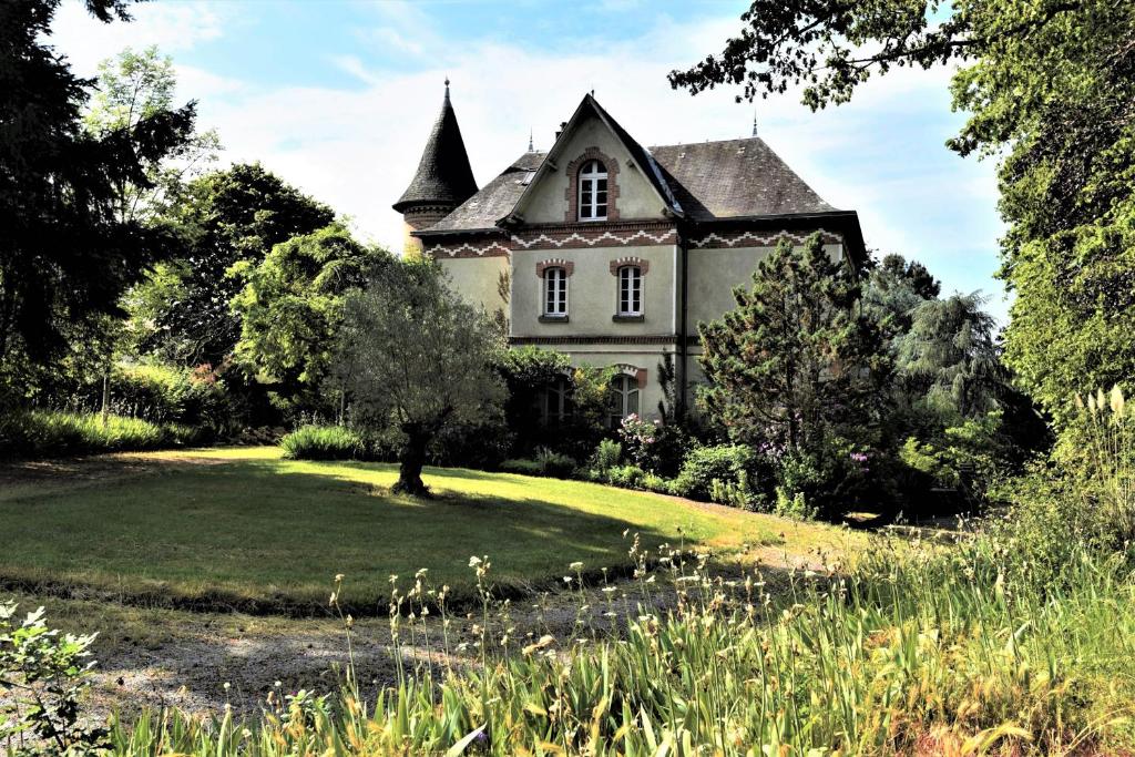 an old house in the middle of a garden at Chateau Coeur de Lion in Châteauponsac