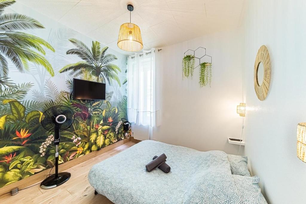- une chambre avec une fresque murale tropicale dans l'établissement The little feuillat studio bis - Lyon Monplaisir, à Lyon