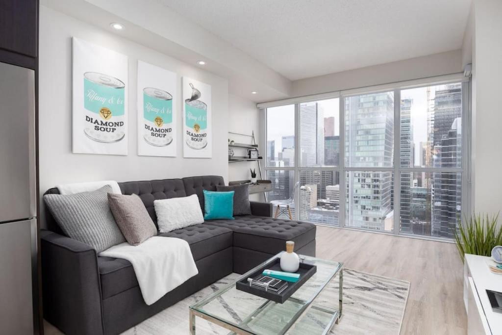 Χώρος καθιστικού στο Luxury CN Tower View King Bed Balcony FREE PARK