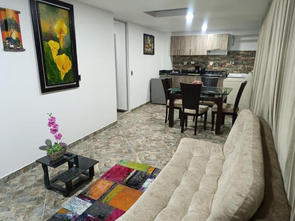 sala de estar con sofá y mesa en Apartamento en Tunja en Tunja