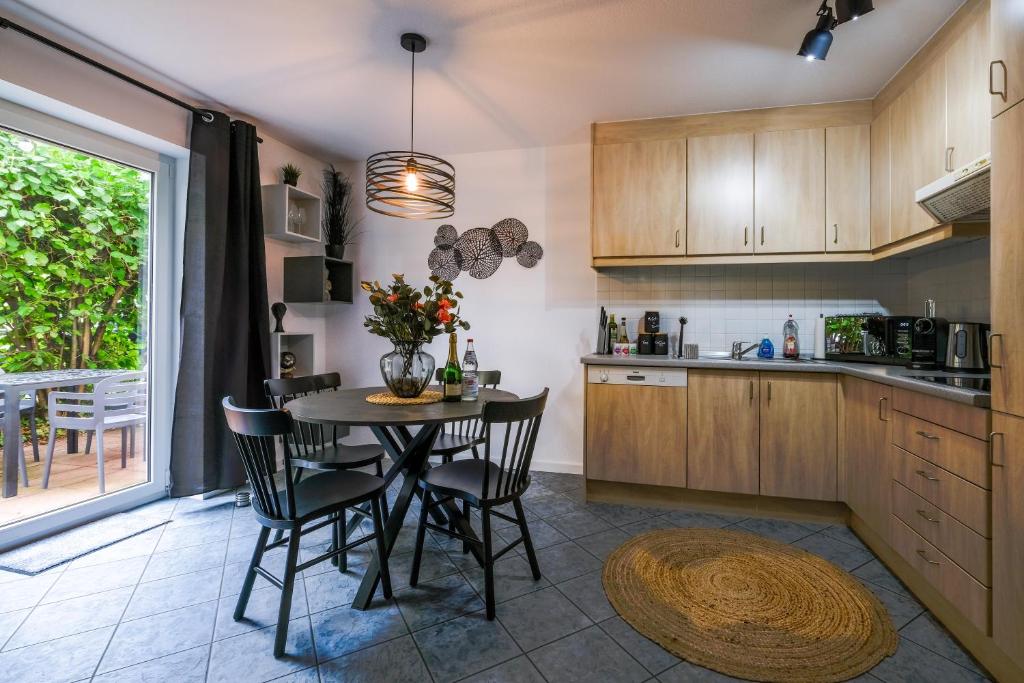 a kitchen with a table and chairs and a window at Pfälzer Weinperle mit Terrasse in Hainfeld