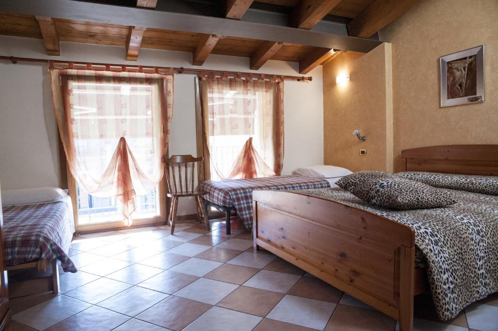 een slaapkamer met 2 bedden en een raam bij Casa Hellen in Monteforte dʼAlpone