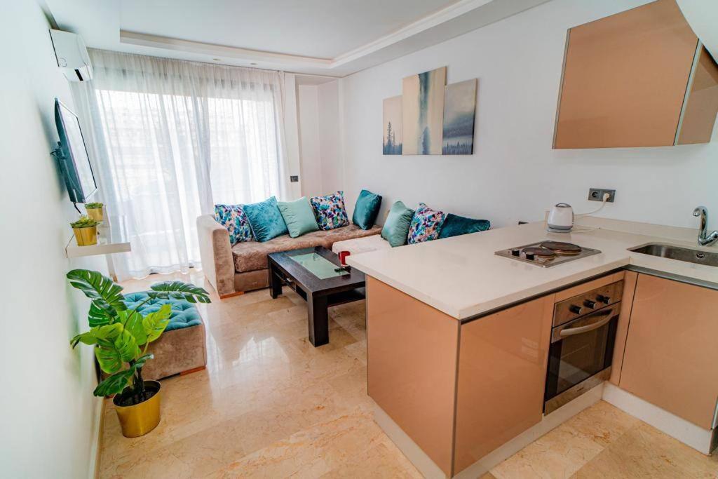 cocina y sala de estar con sofá en Un charmant duplex à proximité de la corniche, en Casablanca