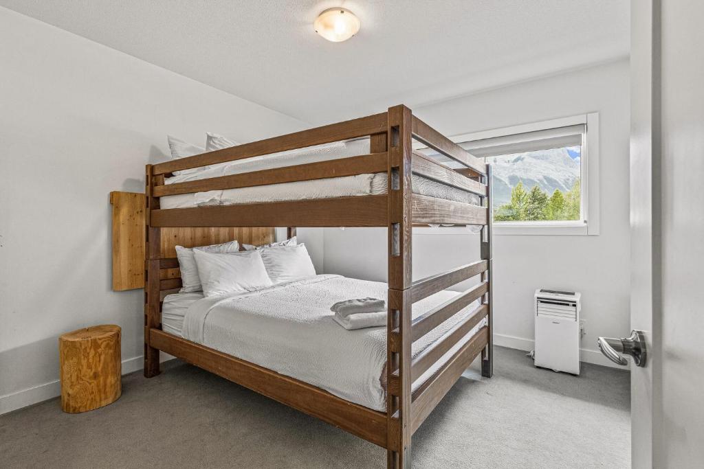 Postel nebo postele na pokoji v ubytování Basecamp Resorts Canmore