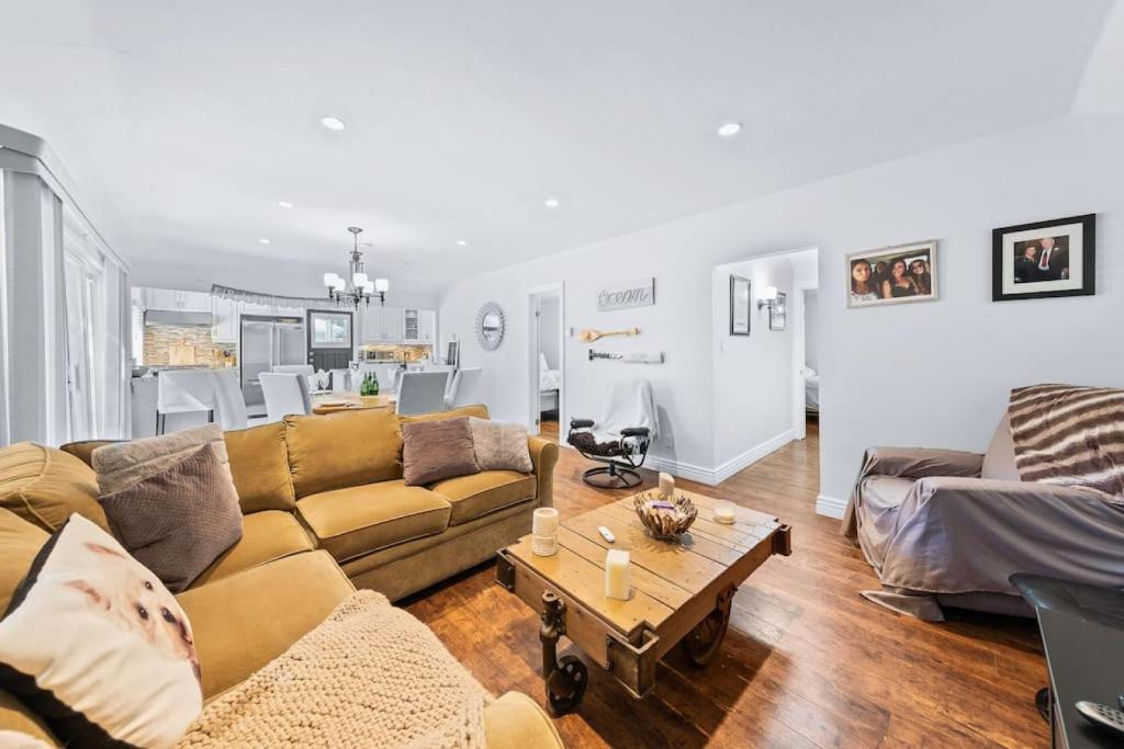 Cozy 4B Cottage w Private deckFire PitBBQ grill, Wasaga Beach