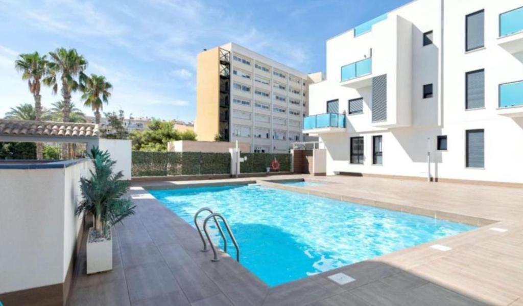 een zwembad voor een gebouw bij Apartment Margarita 2 in Torrevieja