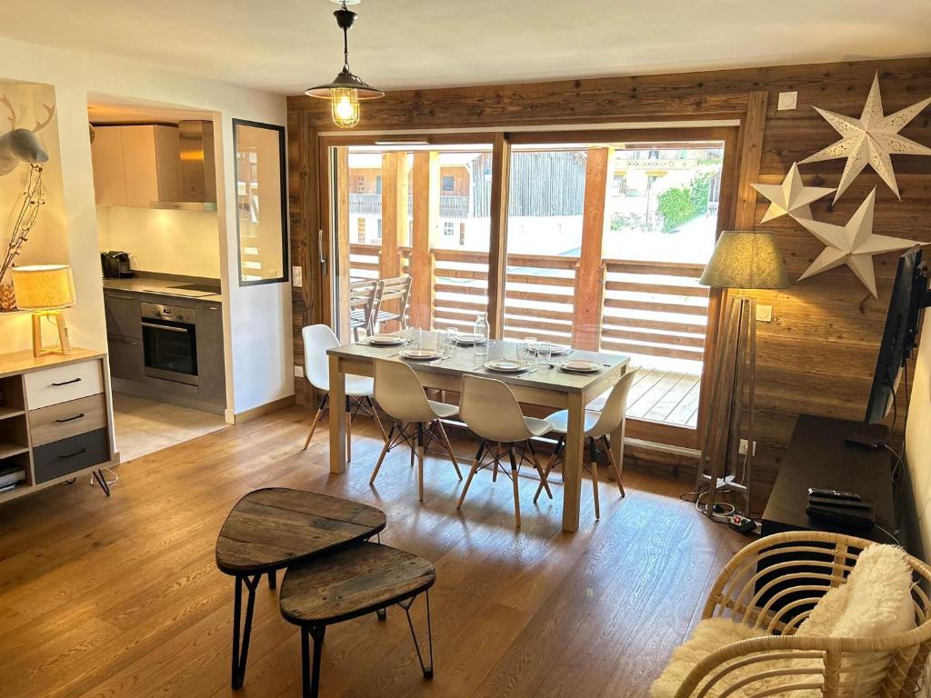 - un salon avec une table à manger et des chaises dans l'établissement Appartement de standing avec WIFI et parking, au centre de la station - FR-1-623-97, aux Gets