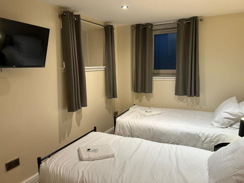 Un pat sau paturi într-o cameră la Twin Room With En-Suite