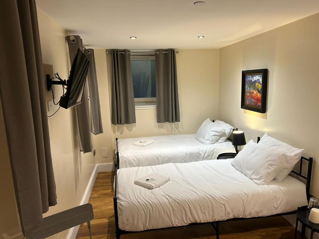 Postel nebo postele na pokoji v ubytování Twin Room With En-Suite