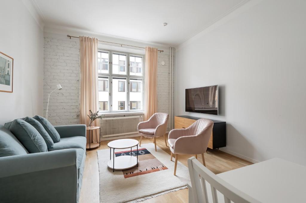 Μια τηλεόραση ή/και κέντρο ψυχαγωγίας στο WeHost Fabulous 2BR in Prestigious Punavuori @Iso Roobertinkatu 26