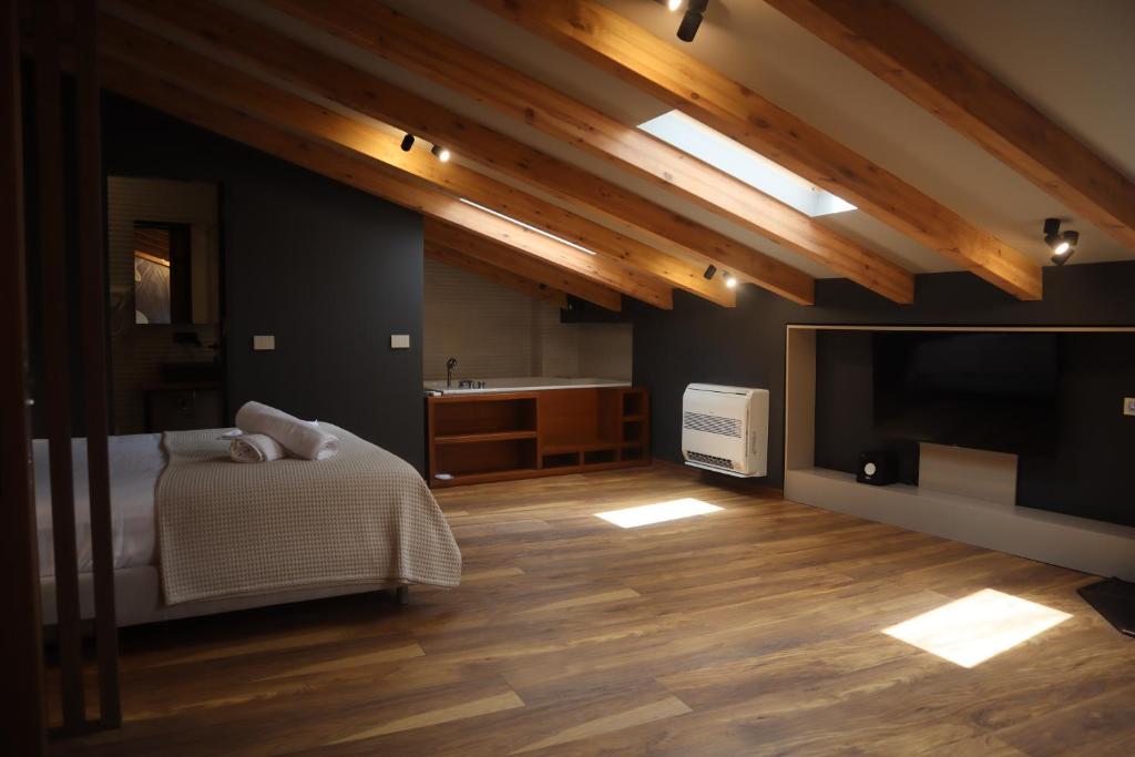 1 dormitorio con cama, lavabo y TV en Hani i Gjelit Hotel, Korce en Korçë